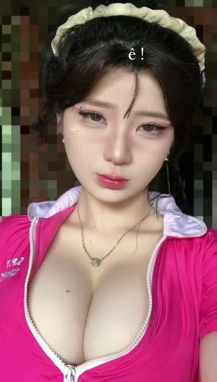Làm cho một cô gái xuất tinh bằng cách cọ xát âm vật của cô ấy trong khi dùng ngón tay của cô ấy